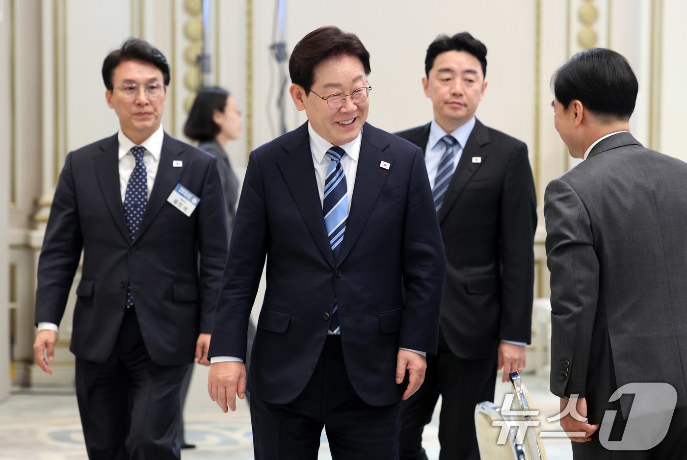 (서울=뉴스1) 이재명 기자 = 이재명 대통령이 17일 청와대에서 열린 공공기관 및 유관기관 업무보고에 입장하고 있다. 2026.4.17/뉴스1