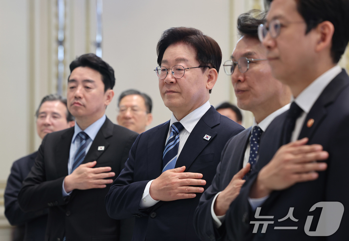 (서울=뉴스1) 이재명 기자 = 이재명 대통령이 17일 청와대에서 열린 공공기관 및 유관기관 업무보고에서 국민의례를 하고 있다. 2026.4.17/뉴스1