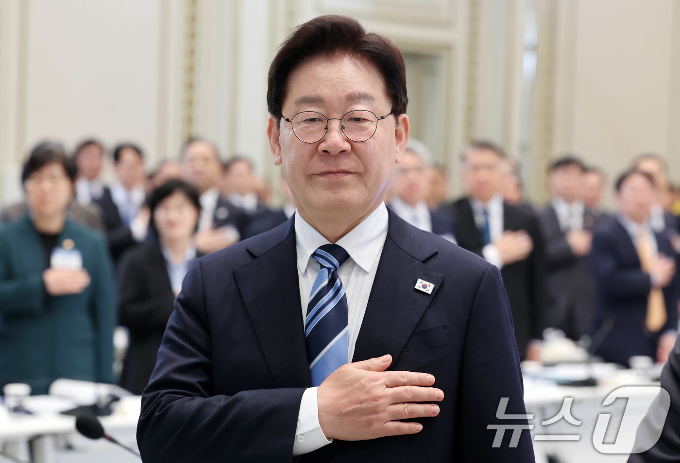 (서울=뉴스1) 이재명 기자 = 이재명 대통령이 17일 청와대에서 열린 공공기관 및 유관기관 업무보고에서 국민의례를 하고 있다. 2026.4.17/뉴스1