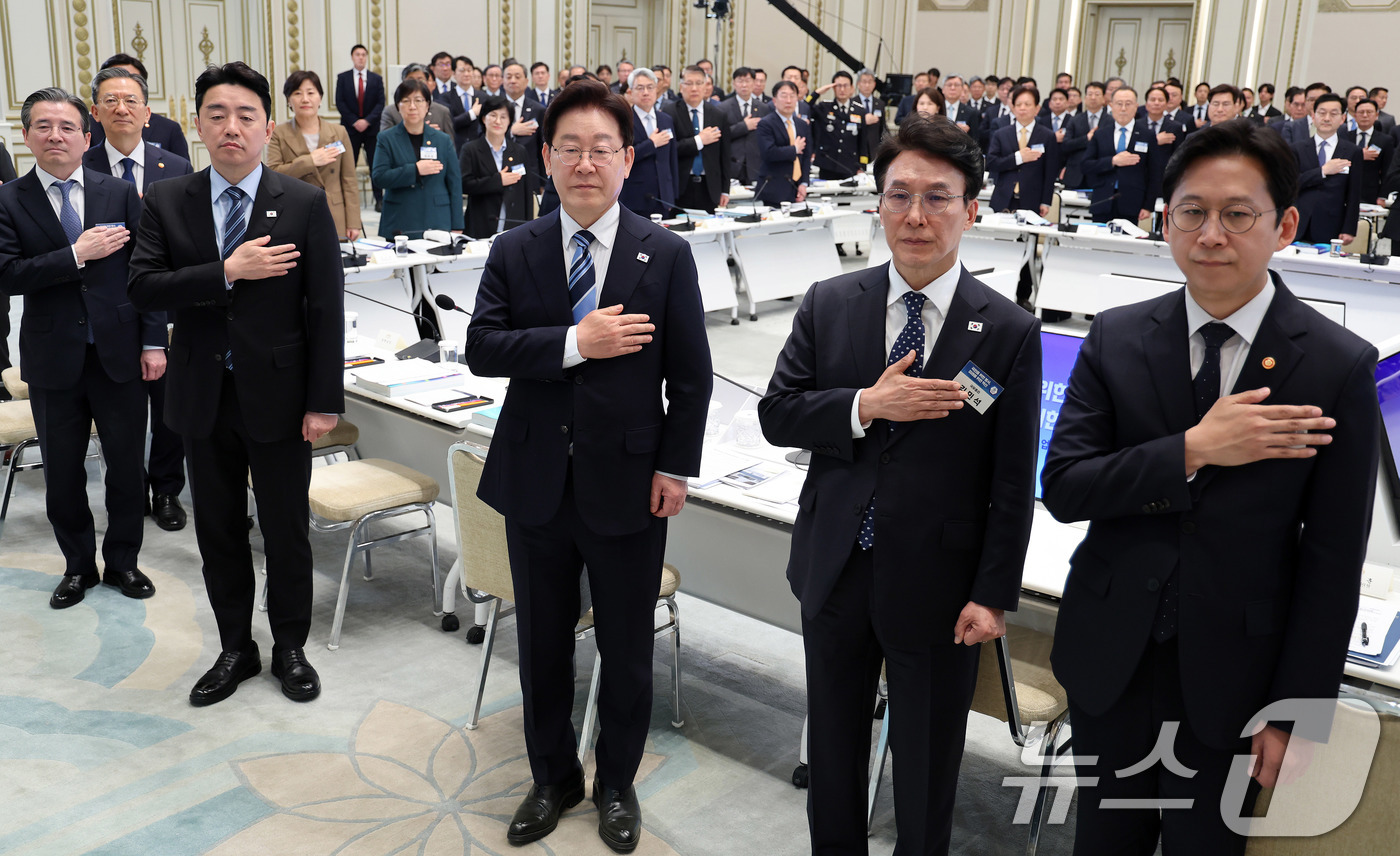 (서울=뉴스1) 이재명 기자 = 이재명 대통령이 17일 청와대에서 열린 공공기관 및 유관기관 업무보고에서 국민의례를 하고 있다. 2026.4.17/뉴스1