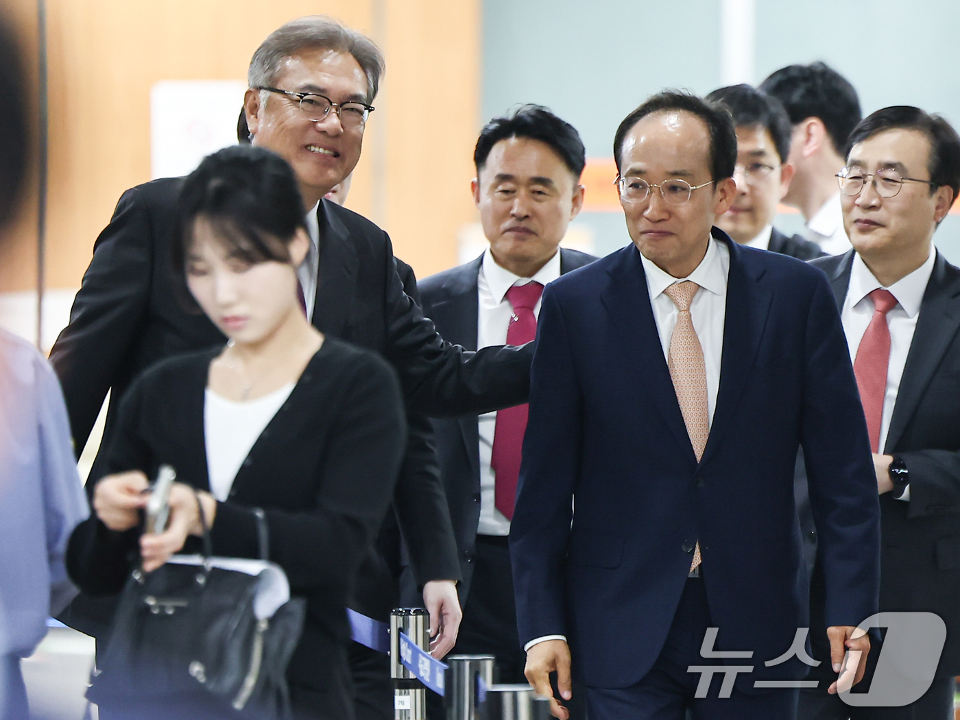 (서울=뉴스1) 김도우 기자 = 정진석 전 대통령비서실장(왼쪽)과 추경호 국민의힘 전 원내대표가 17일 오전 서울 서초구 서울중앙지방법원에서 공판에 출석하며 인사를 나누고 있다. …