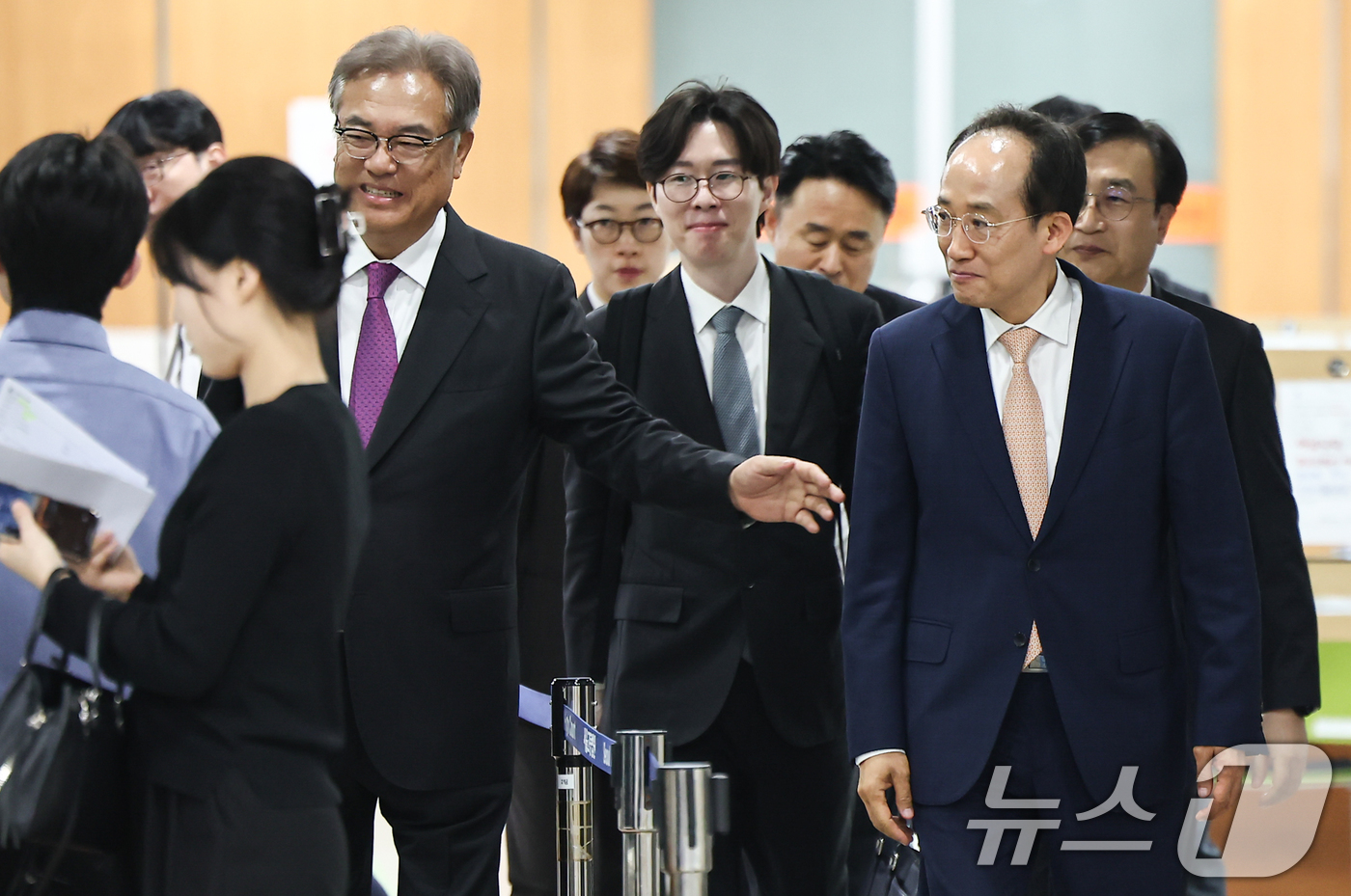 (서울=뉴스1) 김도우 기자 = 정진석 전 대통령비서실장(왼쪽)과 추경호 국민의힘 전 원내대표가 17일 오전 서울 서초구 서울중앙지방법원에서 공판에 출석하며 인사를 나누고 있다. …