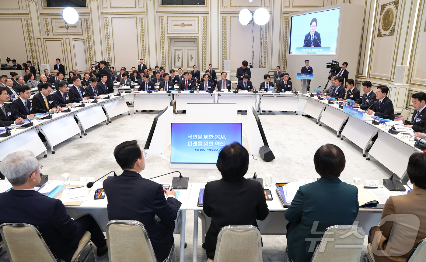 (서울=뉴스1) 이재명 기자 = 이재명 대통령이 17일 청와대에서 열린 공공기관 및 유관기관 업무보고에서 발언을 하고 있다. 2026.4.17/뉴스1