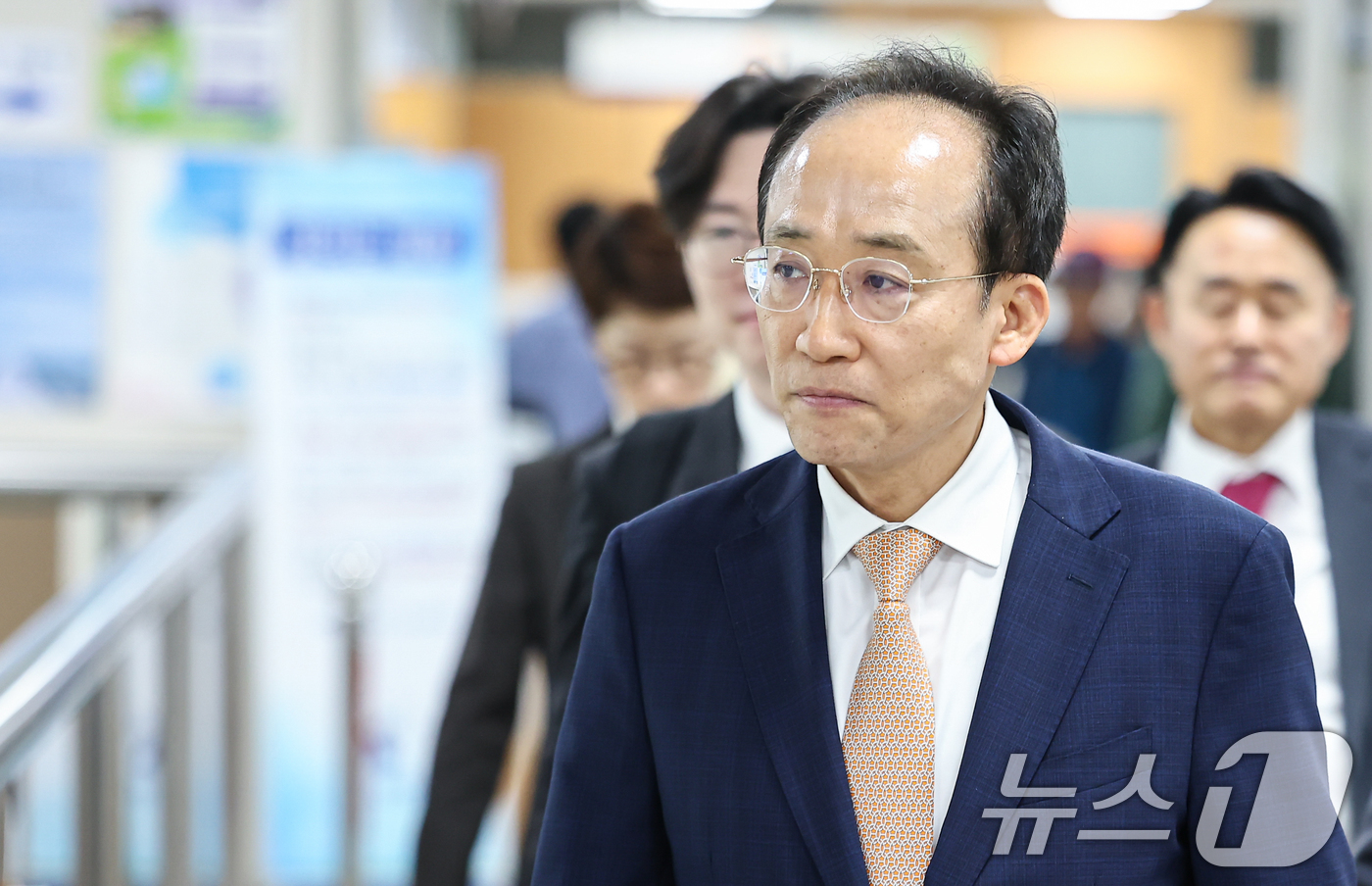 (서울=뉴스1) 김도우 기자 = 추경호 국민의힘 전 원내대표가 17일 오전 서울 서초구 서울중앙지방법원에서 열린 계엄 해제 표결 방해 혐의 관련 공판에 출석하고 있다. 2026.4 …