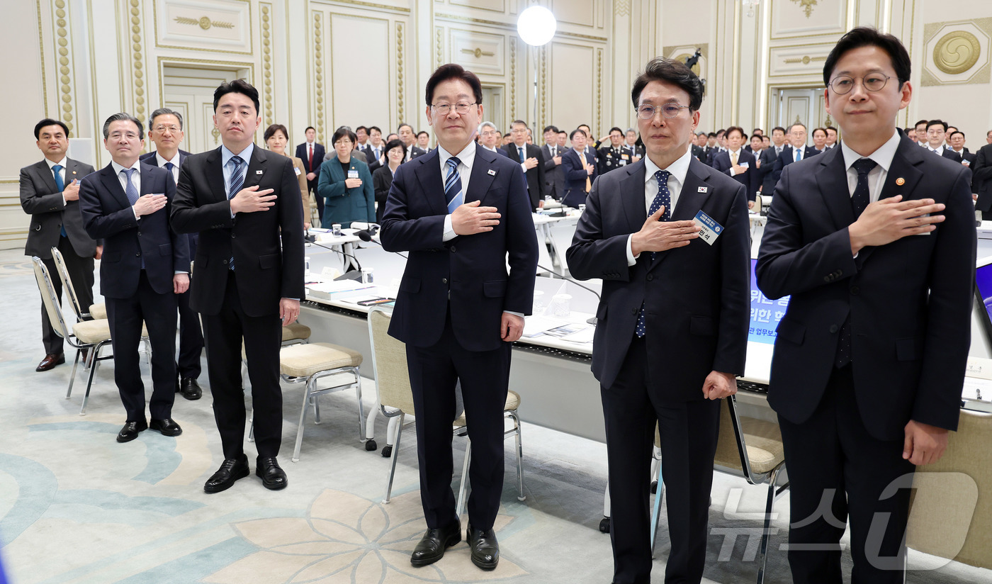 (서울=뉴스1) 이재명 기자 = 이재명 대통령이 17일 청와대에서 열린 공공기관 및 유관기관 업무보고에서 국민의례를 하고 있다. 2026.4.17/뉴스1