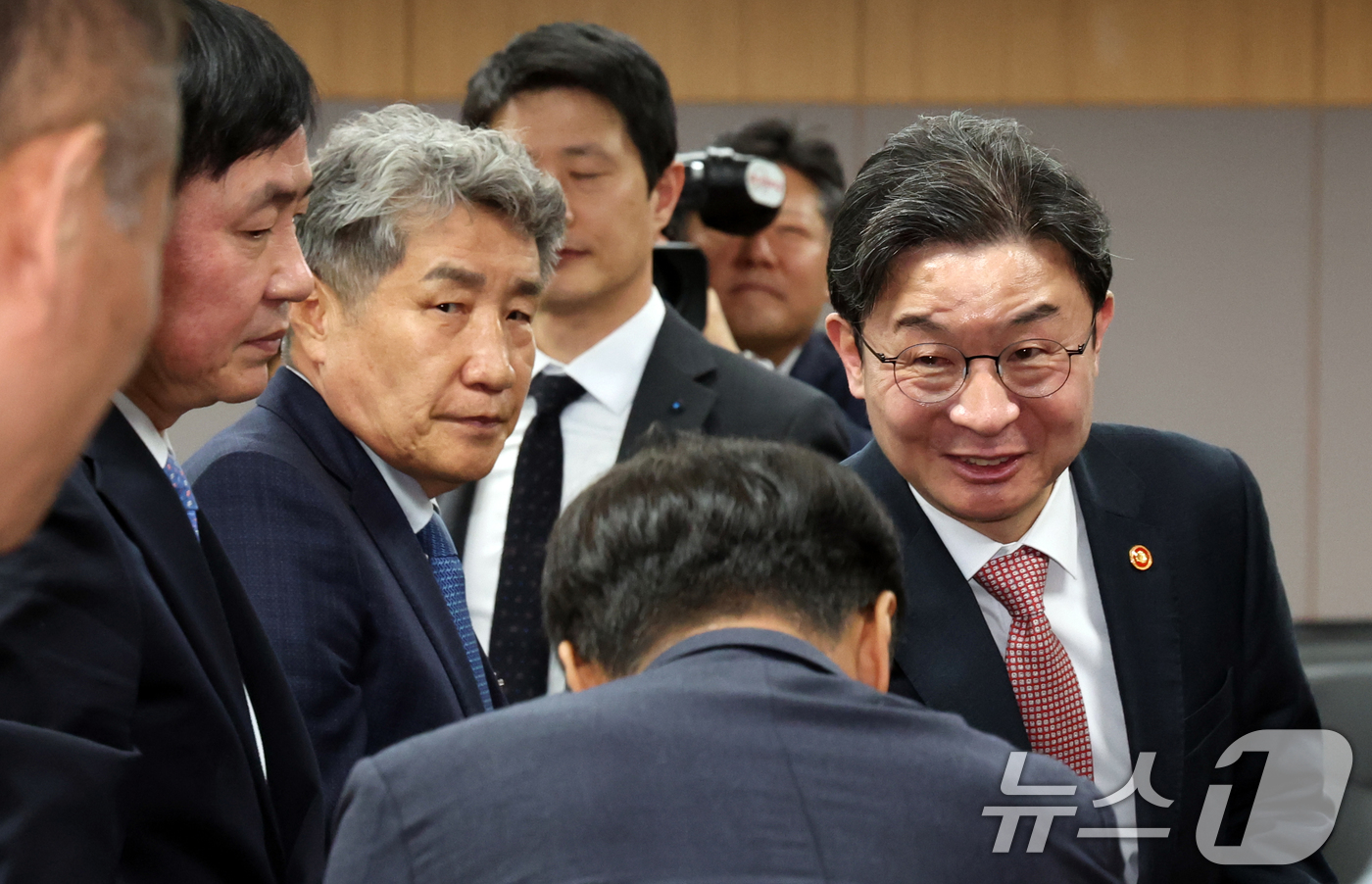 (서울=뉴스1) 김명섭 기자 = 이억원 금융위원장이 17일 오후 서울 종로구 세종대로 정부서울청사에서 열린 제3차 중동상황 피해업종 관련 산업ㆍ금융권 간담회(철강)에서 참석자들과 …