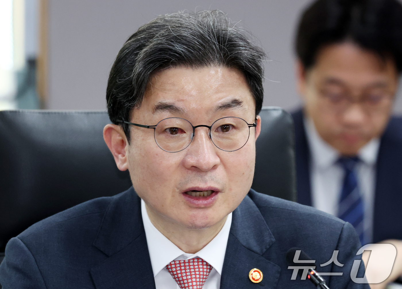 (서울=뉴스1) 김명섭 기자 = 이억원 금융위원장이 17일 오후 서울 종로구 세종대로 정부서울청사에서 열린 제3차 중동상황 피해업종 관련 산업ㆍ금융권 간담회(철강)에서 모두 발언을 …