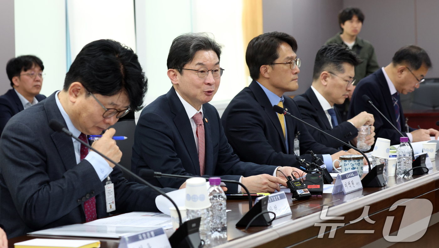 (서울=뉴스1) 김명섭 기자 = 이억원 금융위원장이 17일 오후 서울 종로구 세종대로 정부서울청사에서 열린 제3차 중동상황 피해업종 관련 산업ㆍ금융권 간담회(철강)에서 모두 발언을 …