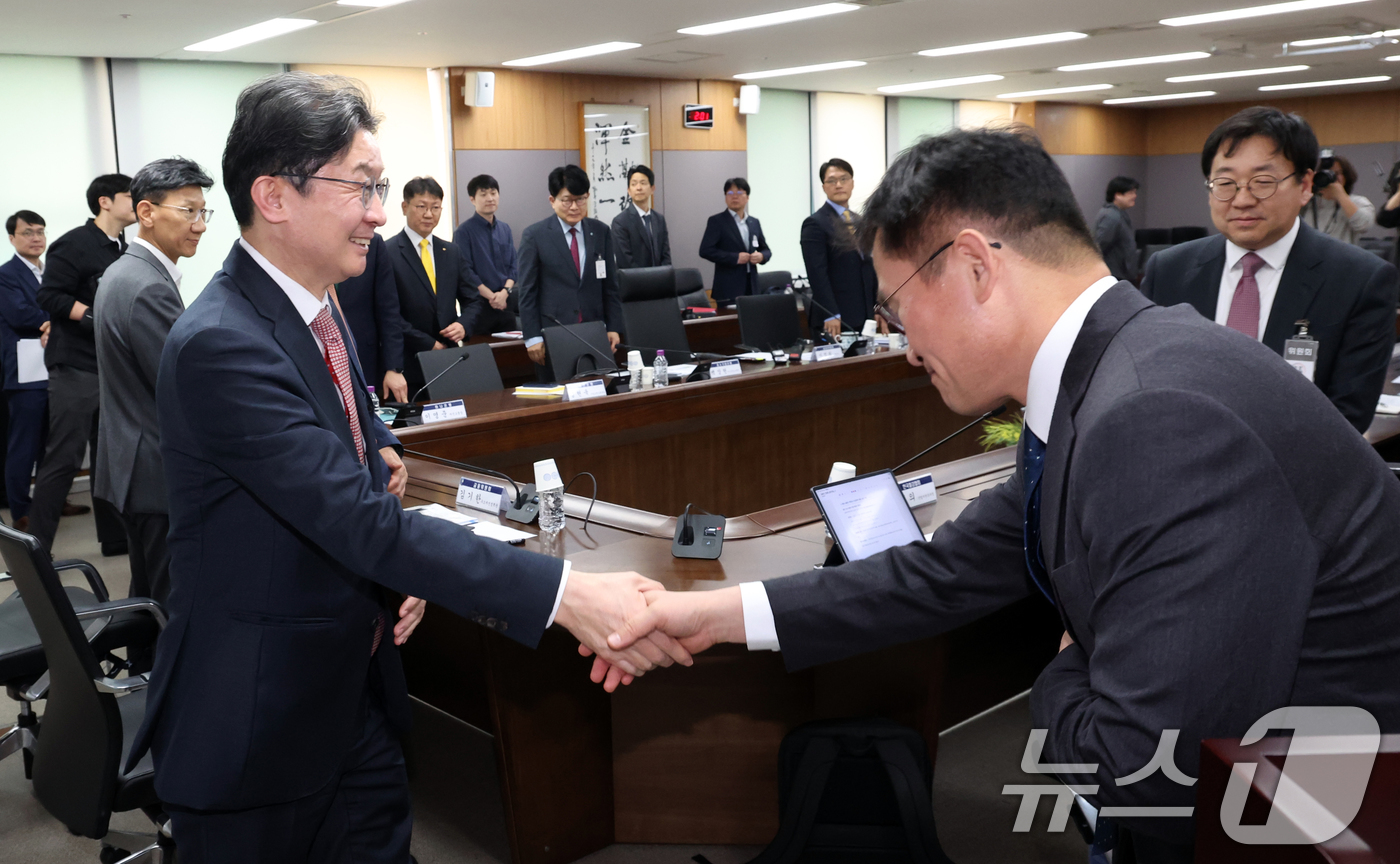 (서울=뉴스1) 김명섭 기자 = 이억원 금융위원장이 17일 오후 서울 종로구 세종대로 정부서울청사에서 열린 제3차 중동상황 피해업종 관련 산업ㆍ금융권 간담회(철강)에서 참석자들과 …