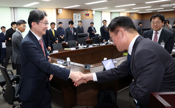 철강업계와 중동상황 소통하는 이억원 위원장