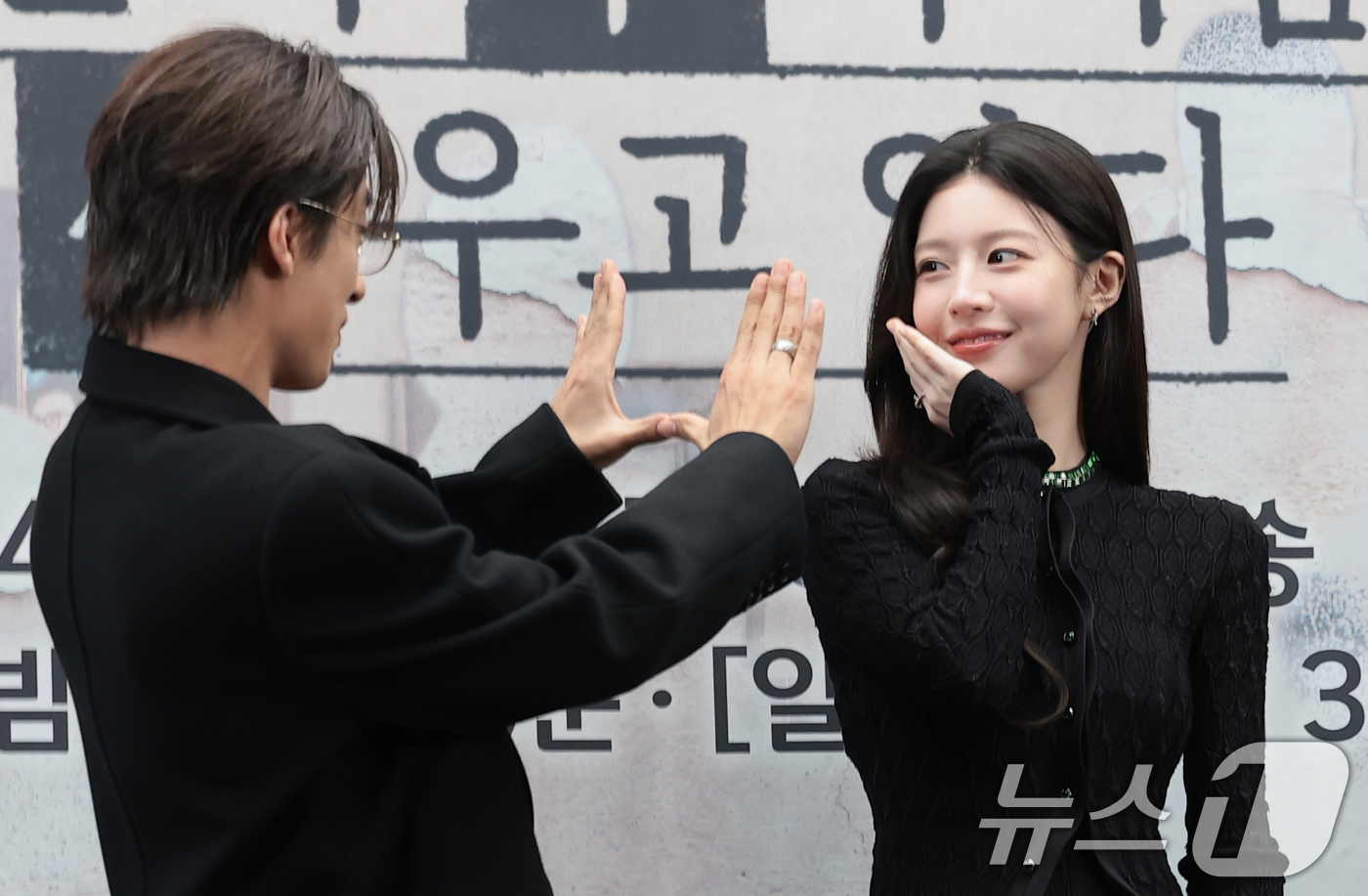 (서울=뉴스1) 권현진 기자 = 배우 구교환과 고윤정(오른쪽)이 17일 서울 마포구 상암동 스탠포드 호텔에서 열린 JTBC 드라마 '모두가 자신의 무가치함과 싸우고 있다'(이하 모 …