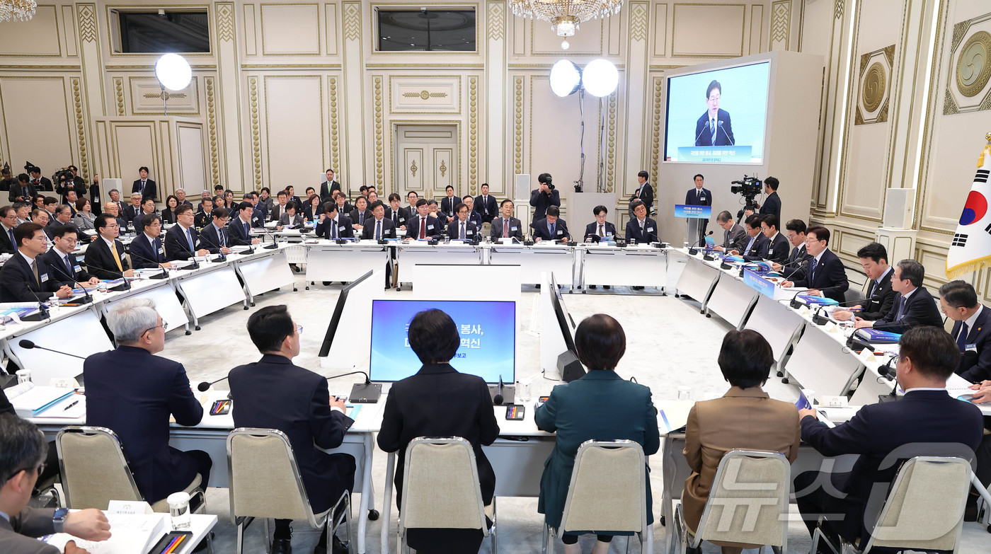 (서울=뉴스1) 이재명 기자 = 이재명 대통령이 17일 청와대에서 열린 공공기관 및 유관기관 업무보고에서 발언을 하고 있다. 2026.4.17/뉴스1