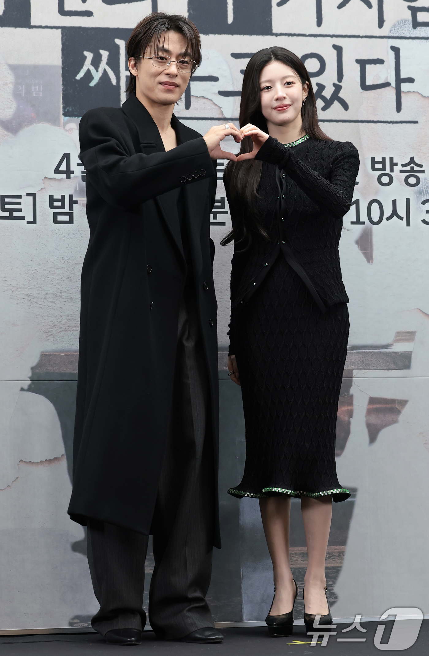 (서울=뉴스1) 권현진 기자 = 배우 구교환과 고윤정(오른쪽)이 17일 서울 상암동 스탠포드 호텔에서 열린 JTBC 드라마 '모두가 자신의 무가치함과 싸우고 있다'(이하 모자무싸) …