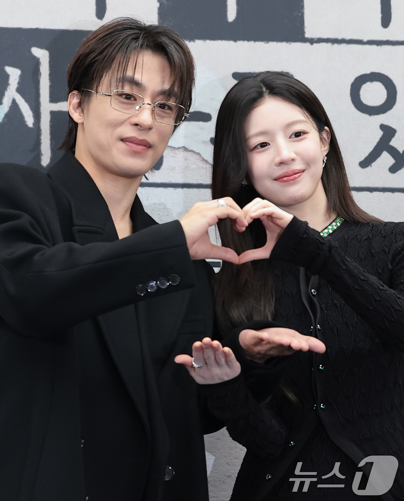 (서울=뉴스1) 권현진 기자 = 배우 구교환과 고윤정(오른쪽)이 17일 서울 상암동 스탠포드 호텔에서 열린 JTBC 드라마 '모두가 자신의 무가치함과 싸우고 있다'(이하 모자무싸) …