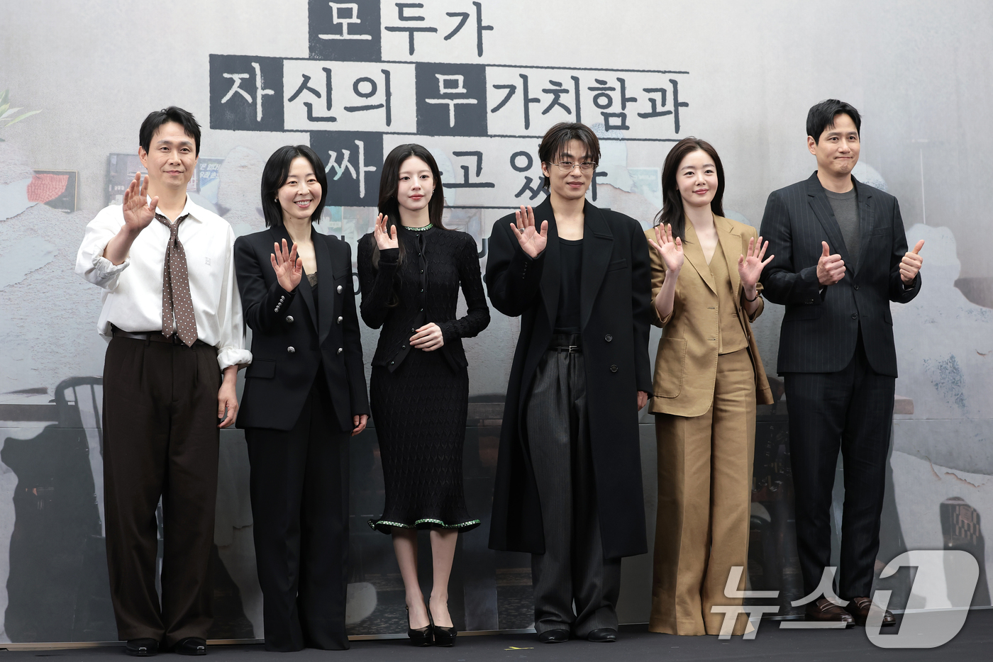 (서울=뉴스1) 권현진 기자 = 배우 오정세(왼쪽부터)와 강말금, 고윤정, 구교환, 한선화, 박해준이 17일 서울 마포구 상암동 스탠포드 호텔에서 열린 JTBC 드라마 '모두가 자 …