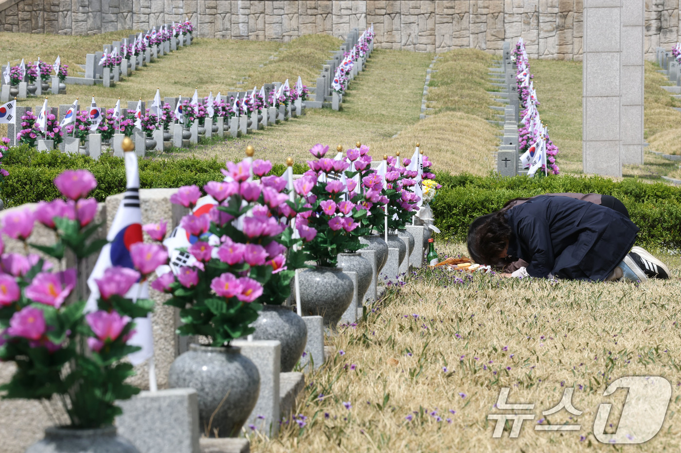 (서울=뉴스1) 이광호 기자 = 4.19혁명 기념일을 앞둔 17일 오후 서울 강북국 국립4.19 민주묘지를 찾은 유족이 참배하고 있다. 2026.4.17/뉴스1