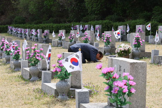 4.19민주묘지 찾은 유족