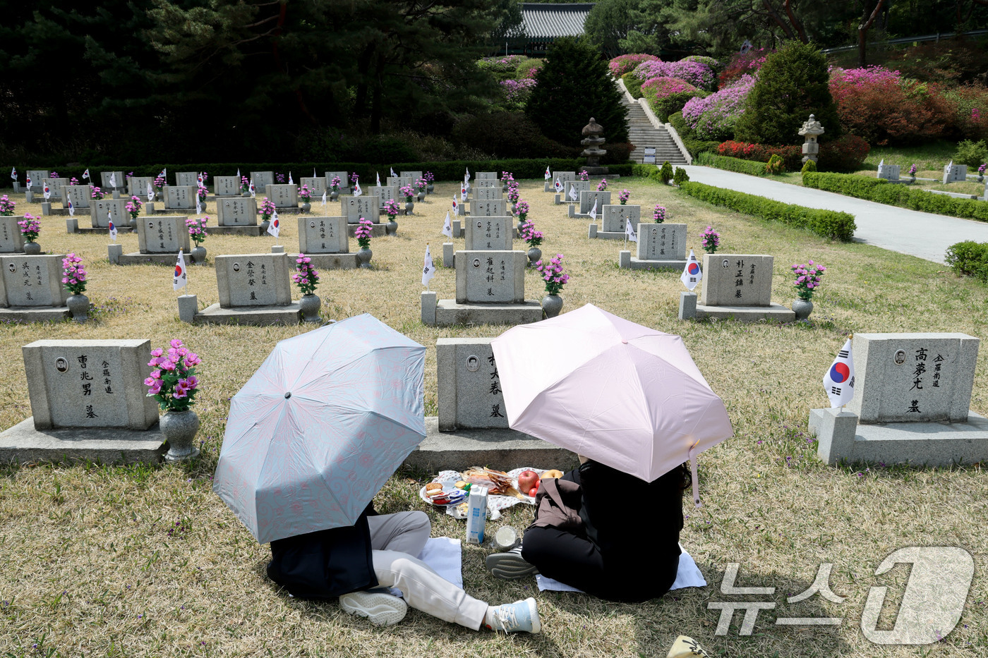 (서울=뉴스1) 이광호 기자 = 4.19혁명 기념일을 앞둔 17일 오후 서울 강북국 국립4.19 민주묘지를 찾은 유족이 참배후 묘역에 앉아 있다. 2026.4.17/뉴스1