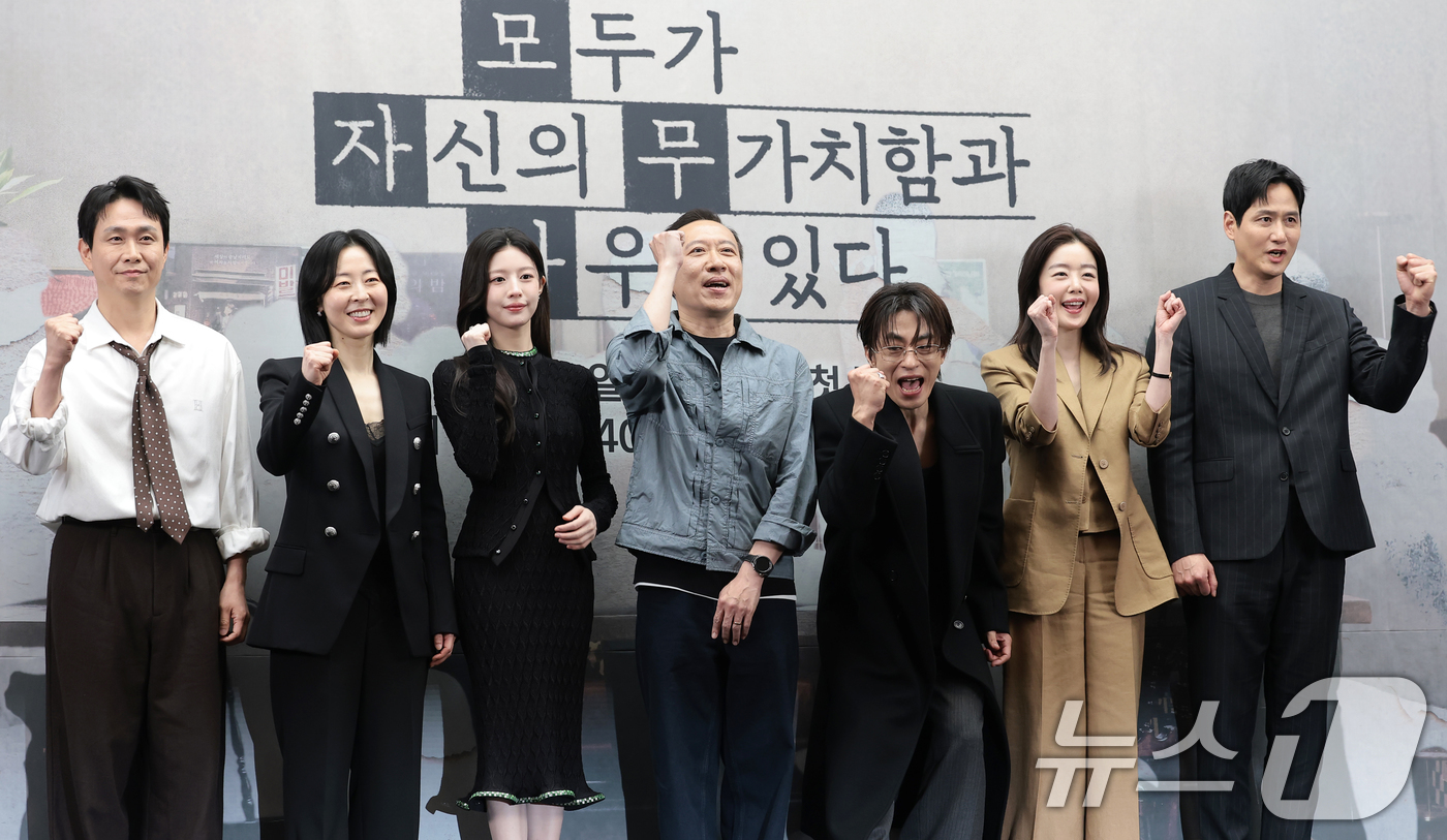 (서울=뉴스1) 권현진 기자 = 배우 오정세(왼쪽부터)와 강말금, 고윤정, 차영훈 감독, 구교환, 한선화, 박해준이 17일 서울 마포구 상암동 스탠포드 호텔에서 열린 JTBC 드라 …