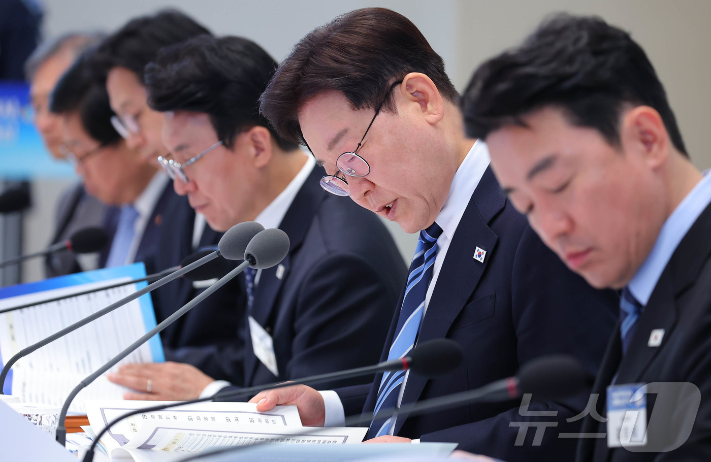 (서울=뉴스1) 이재명 기자 = 이재명 대통령이 17일 청와대에서 열린 공공기관 및 유관기관 업무보고에서 자료를 살펴보고 있다.  2026.4.17/뉴스1