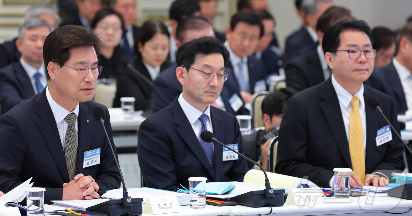 (서울=뉴스1) 이재명 기자 = 김영식 국가과학기술연구회 이사장이 17일 청와대에서 열린 공공기관 및 유관기관 업무보고에서 보고를 하고 있다. 2026.4.17/뉴스1