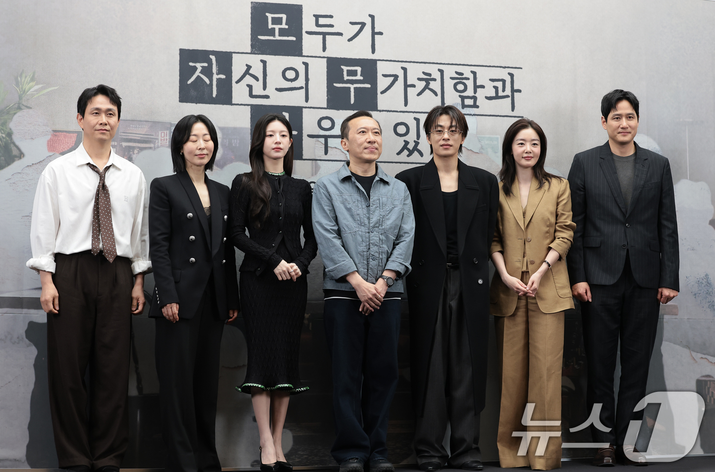 (서울=뉴스1) 권현진 기자 = 배우 오정세(왼쪽부터)와 강말금, 고윤정, 차영훈 감독, 구교환, 한선화, 박해준이 17일 서울 마포구 상암동 스탠포드 호텔에서 열린 JTBC 드라 …