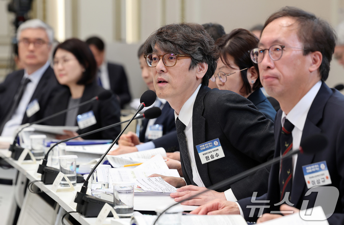 (서울=뉴스1) 이재명 기자 = 현승수 통일연구원장 직무대행이 17일 청와대에서 열린 공공기관 및 유관기관 업무보고에서 이재명 대통령의 질문에 답변을 하고 있다. 2026.4.17 …