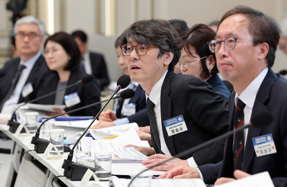 이 대통령 질문에 답하는 현승수 통일연구원장 직무대행