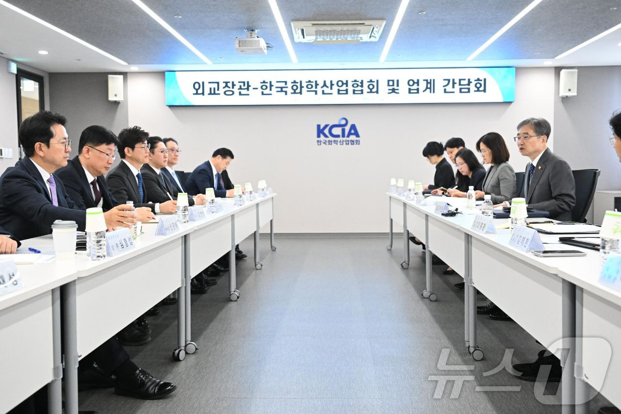 (서울=뉴스1) = 조현 외교부 장관이 17일 서울 종로구 한국화학산업협회에서 열린 한국화학산업협회 및 석유화학업계 간담회에서 발언을 하고 있다. (외교부 제공. 재판매 및 DB …