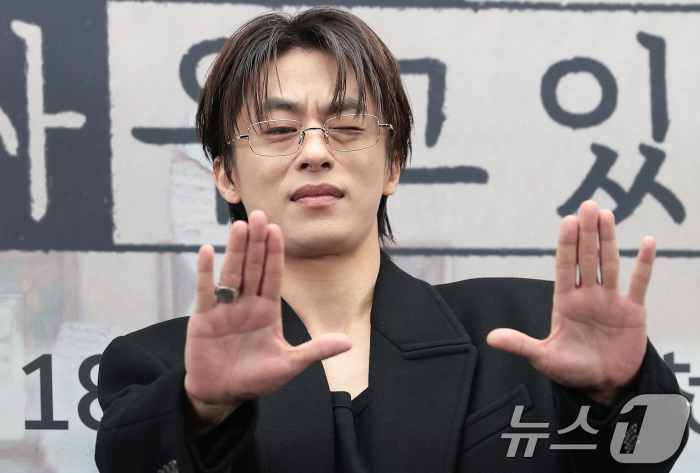 (서울=뉴스1) 권현진 기자 = 배우 구교환이 17일 서울 마포구 상암동 스탠포드 호텔에서 열린 JTBC 드라마 '모두가 자신의 무가치함과 싸우고 있다'(이하 모자무싸) 제작발표회 …