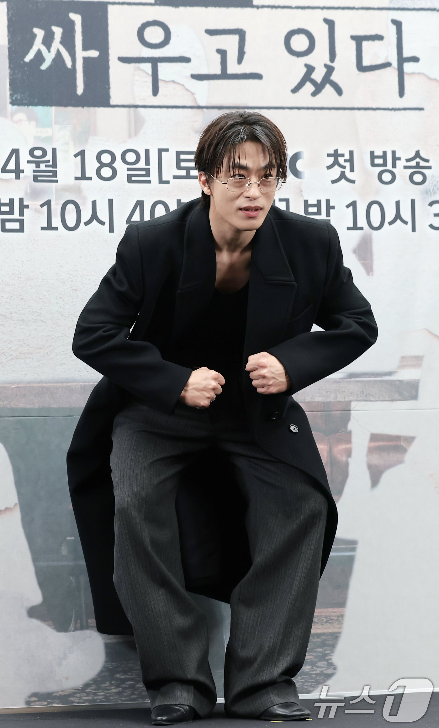 (서울=뉴스1) 권현진 기자 = 배우 구교환이 17일 서울 마포구 상암동 스탠포드 호텔에서 열린 JTBC 드라마 '모두가 자신의 무가치함과 싸우고 있다'(이하 모자무싸) 제작발표회 …