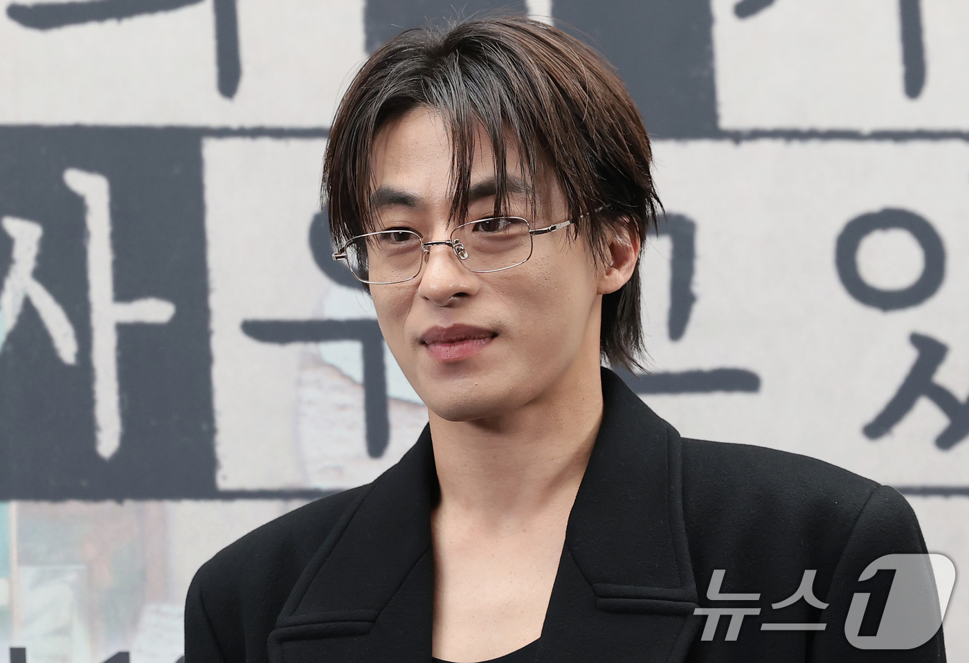 (서울=뉴스1) 권현진 기자 = 배우 구교환이 17일 서울 마포구 상암동 스탠포드 호텔에서 열린 JTBC 드라마 '모두가 자신의 무가치함과 싸우고 있다'(이하 모자무싸) 제작발표회 …