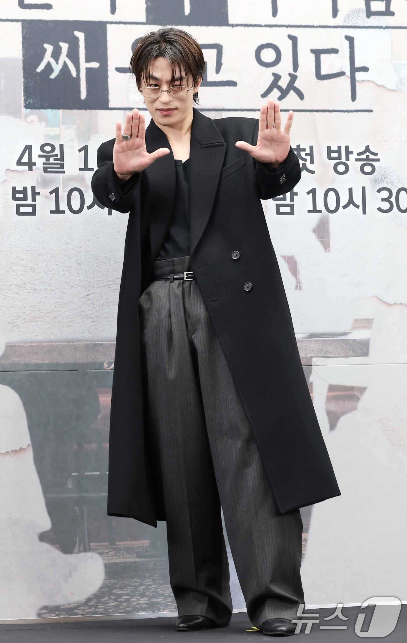 (서울=뉴스1) 권현진 기자 = 배우 구교환이 17일 서울 마포구 상암동 스탠포드 호텔에서 열린 JTBC 드라마 '모두가 자신의 무가치함과 싸우고 있다'(이하 모자무싸) 제작발표회 …