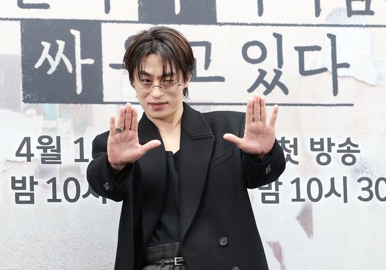 구교환, 8인회 멤버 황동만