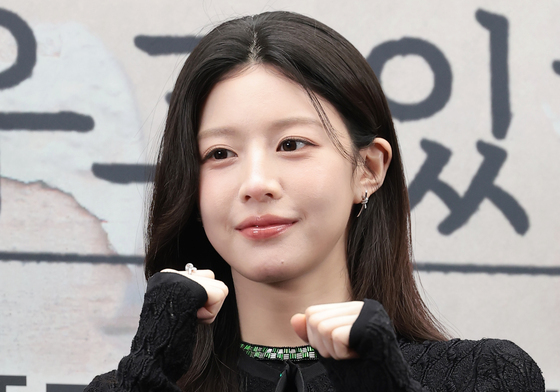 무가치함과 싸우고 있는 고윤정