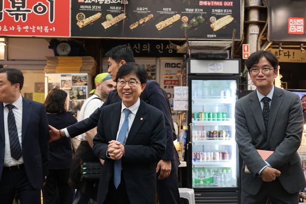 "폐현수막의 두 번째 쓸모"…소진공, 통인시장서 '자원순환·상생' 캠페인