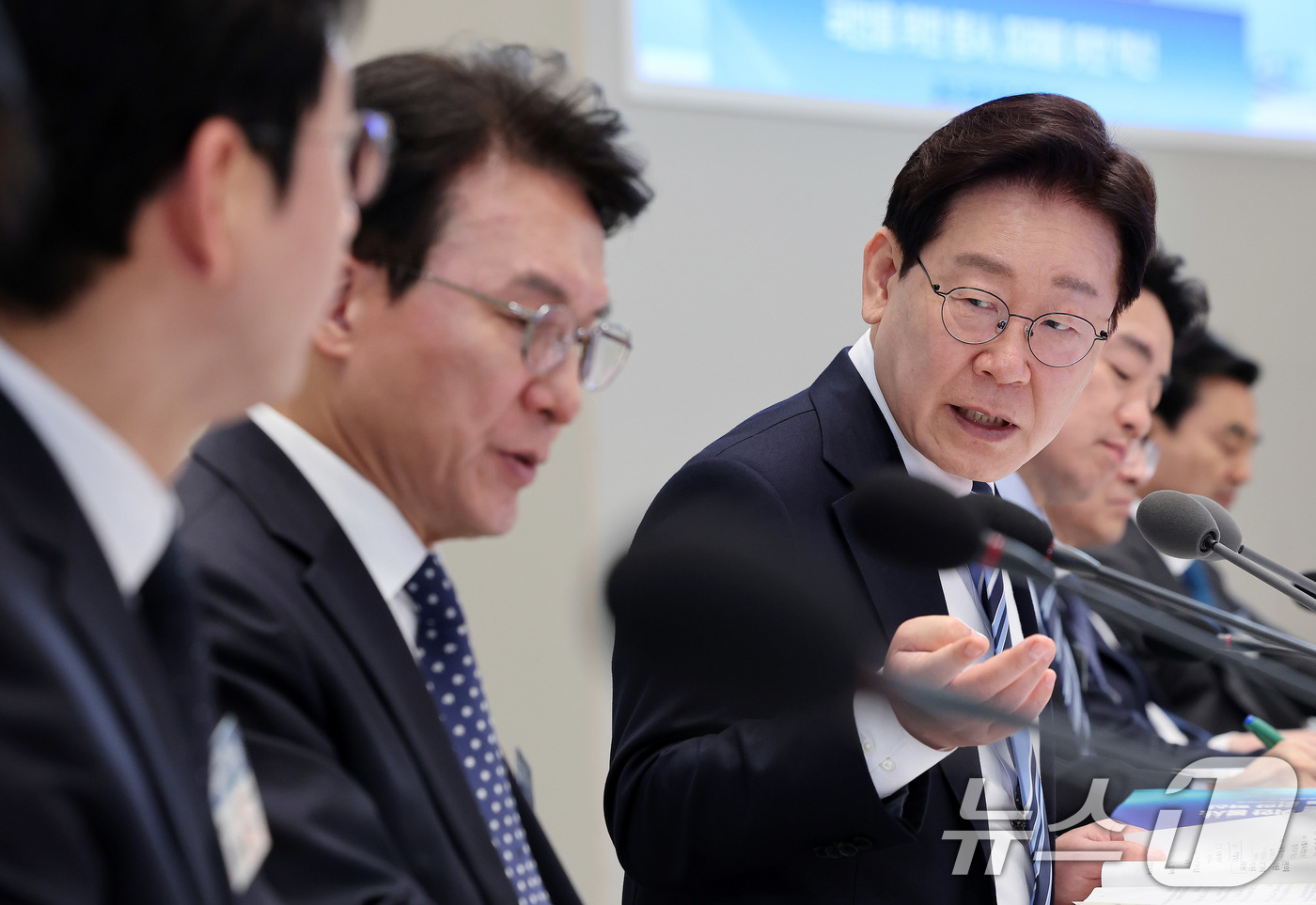 (서울=뉴스1) 이재명 기자 = 이재명 대통령이 17일 청와대에서 열린 공공기관 및 유관기관 업무보고에서 김민석 총리에게 발언을 하고 있다. 2026.4.17/뉴스1