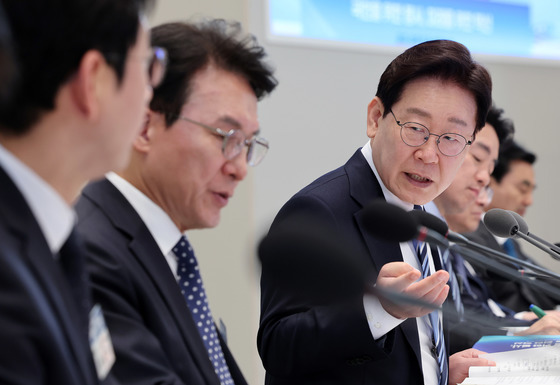 李대통령 "비연구 인력이 더 많은 연구기관…배보다 배꼽이 훨씬 커"