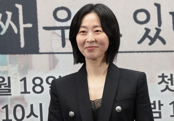 포즈 취하는 강말금