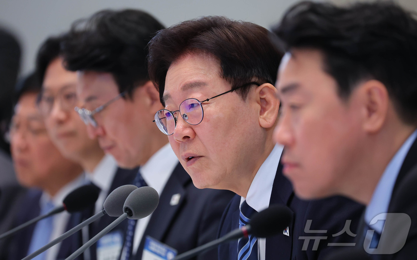 (서울=뉴스1) 이재명 기자 = 이재명 대통령이 17일 청와대에서 열린 공공기관 및 유관기관 업무보고에서 참석 기관장에게 질문을 하고 있다. 2026.4.17/뉴스1