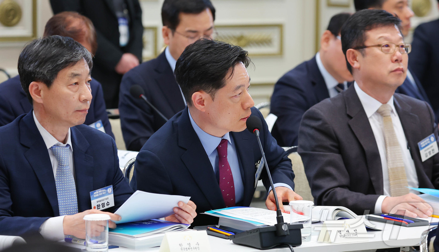 (서울=뉴스1) 이재명 기자 = 성재민 한국노동연구원장 직무대행이 17일 청와대에서 열린 공공기관 및 유관기관 업무보고에 참석하고 있다.  2026.4.17/뉴스1