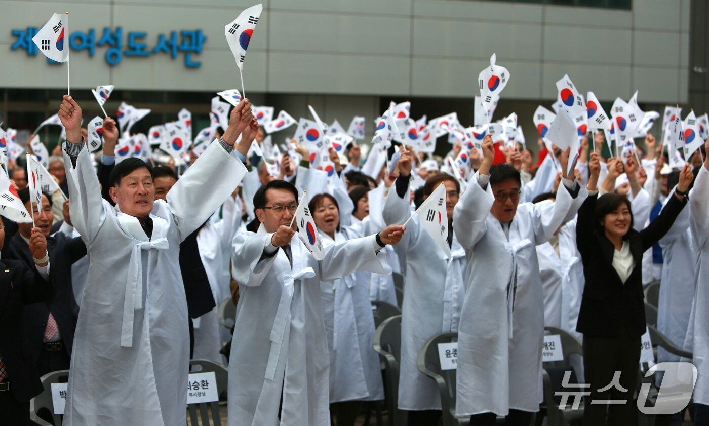본문 이미지 -  제천시민들이 '만세 삼창과 대한독립 만세'를 큰소리로 외쳤다.2026.4.17/뉴스1 손도언 기자 