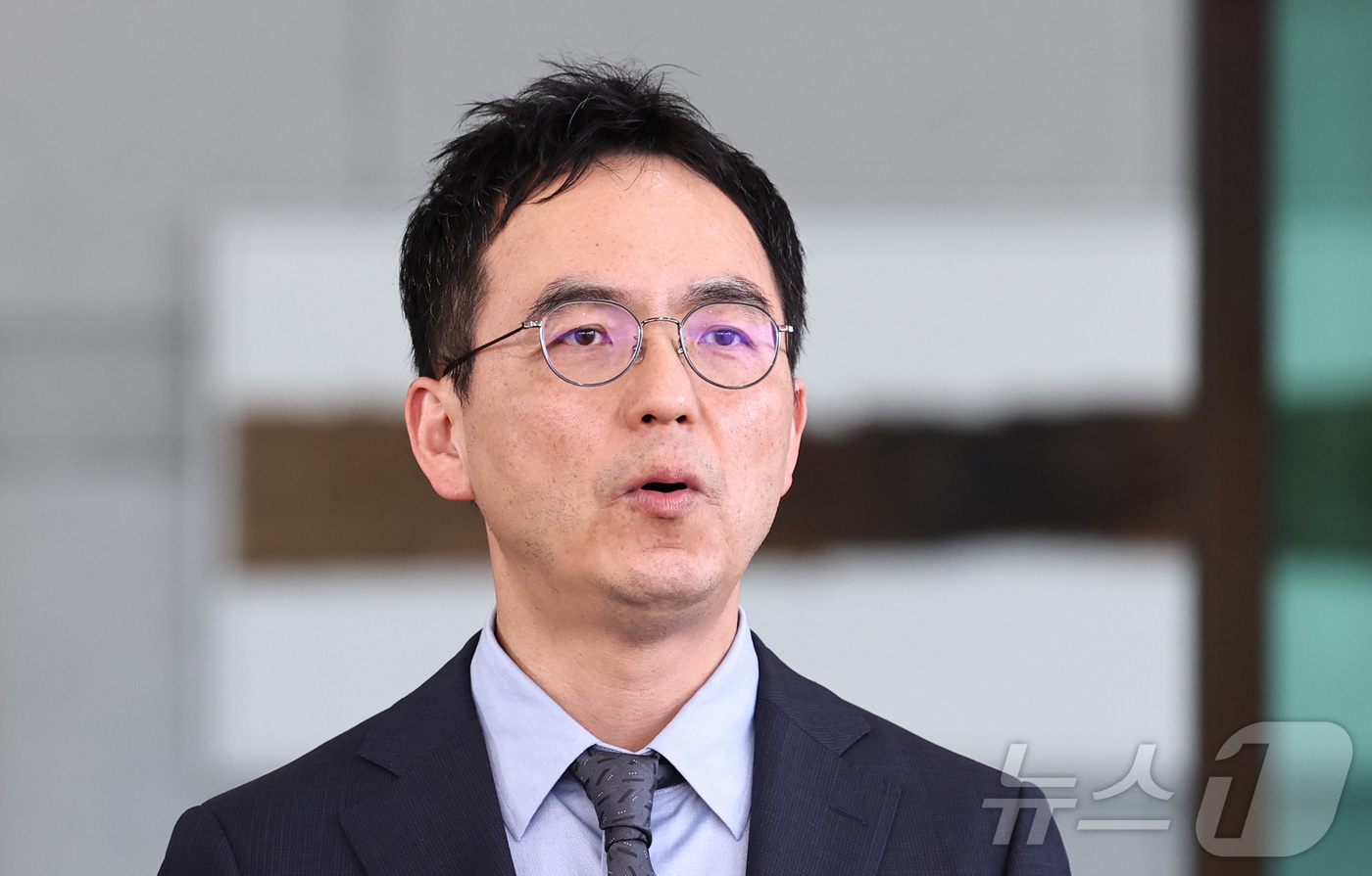 (서울=뉴스1) 구윤성 기자 = 구자현 검찰총장 직무대행이 17일 오후 서울 서초구 대검찰청을 나서며 대장동·대북송금 의혹 사건을 둘러싼 정치권의 국정조사와 관련해 입장을 밝히고 …