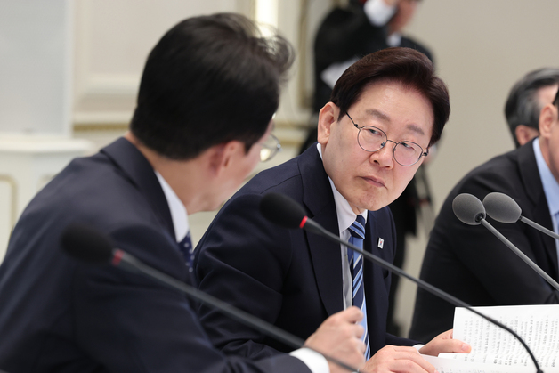 김민석 총리 발언 듣는 이재명 대통령