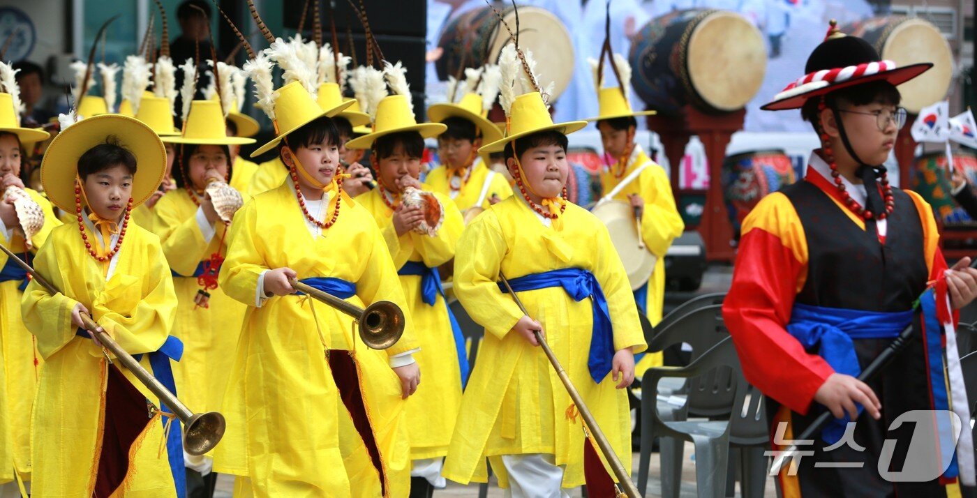 본문 이미지 - 제천 동명초등학교 취타대의 거리행진. 2026.4.17/뉴스1 손도언 기자   