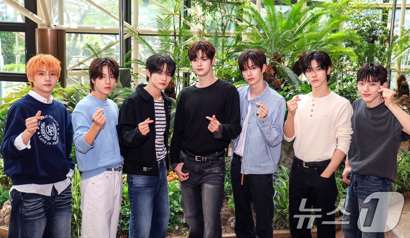 본문 이미지 - 그룹 클로즈 유어 아이즈(CLOSE YOUR EYES). 켄신(왼쪽부터), 송승호, 전민욱, 마징시앙, 김성민, 장여준, 서경배  ⓒ 뉴스1 이호윤 기자