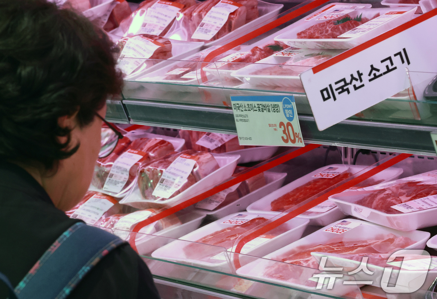 (서울=뉴스1) 임세영 기자 = 17일 서울 시내의 한 마트에서 고객이 미국산 소고기를 고르고 있다.원달러 환율 상승과 물류비 상승 여파로 미국산 소고기 값이 오르면서 한우와의 가 …