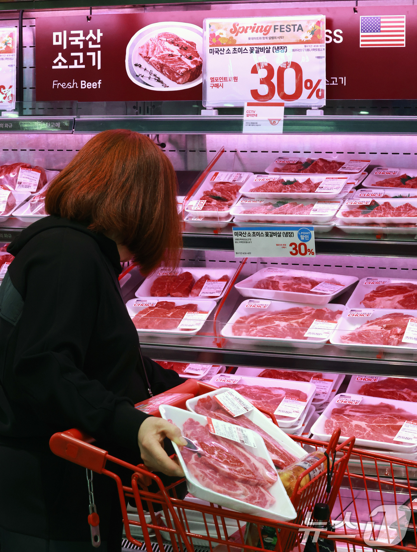 (서울=뉴스1) 임세영 기자 = 17일 서울 시내의 한 마트에서 고객이 미국산 소고기를 고르고 있다.원달러 환율 상승과 물류비 상승 여파로 미국산 소고기 값이 오르면서 한우와의 가 …