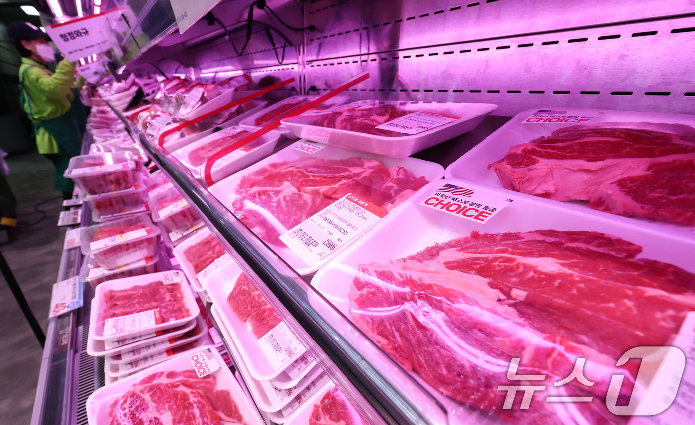 (서울=뉴스1) 임지훈 인턴기자 = 17일 서울 시내 한 대형마트에 미국산 소고기가 진열되어 있다.중동 전쟁으로 인한 환율 상승과 물류비 부담 등으로 수입 식품 가격이 전반적으로 …