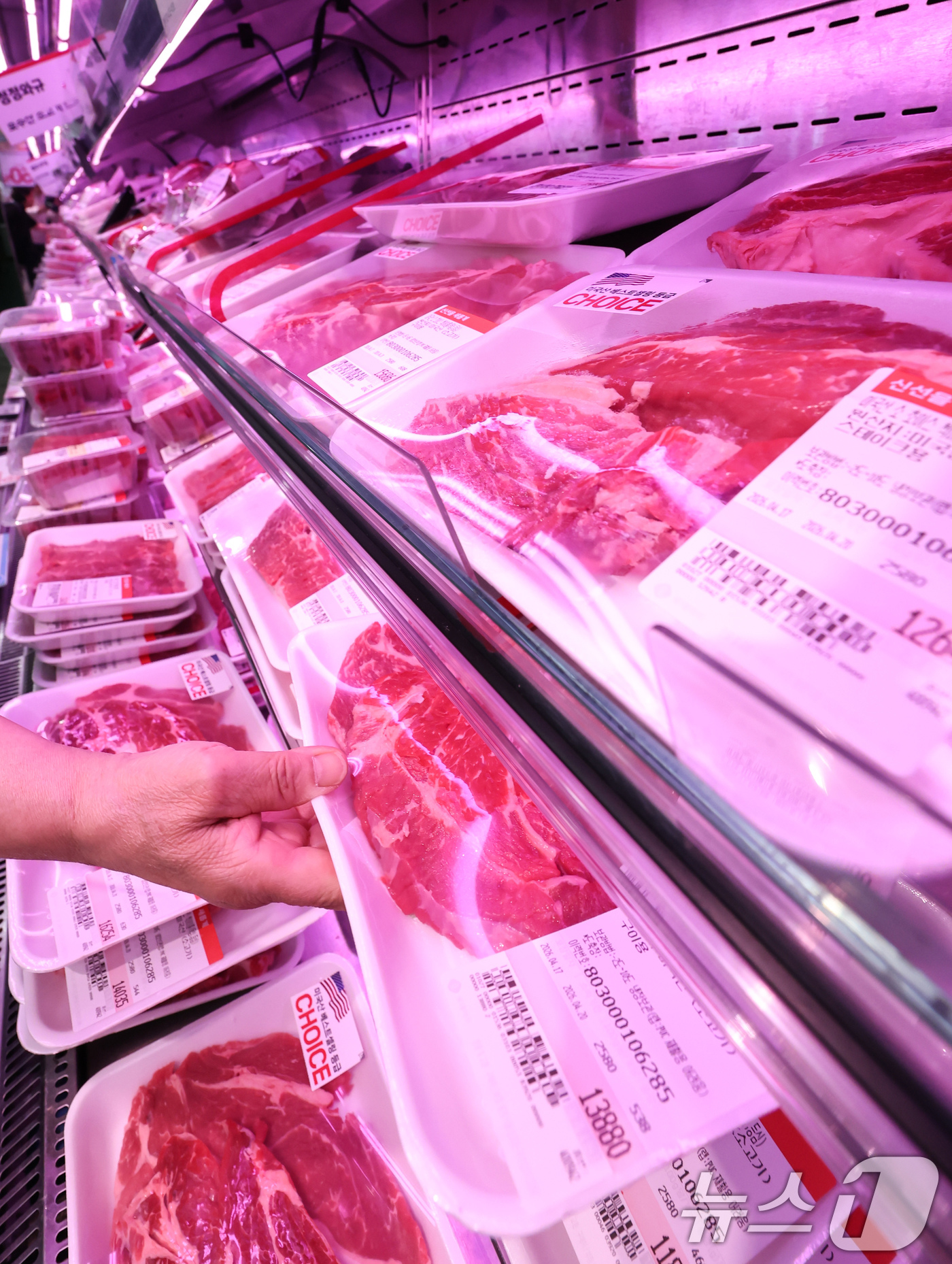 (서울=뉴스1) 임지훈 인턴기자 = 17일 서울 시내 한 대형마트에 미국산 소고기가 진열되어 있다.중동 전쟁으로 인한 환율 상승과 물류비 부담 등으로 수입 식품 가격이 전반적으로 …